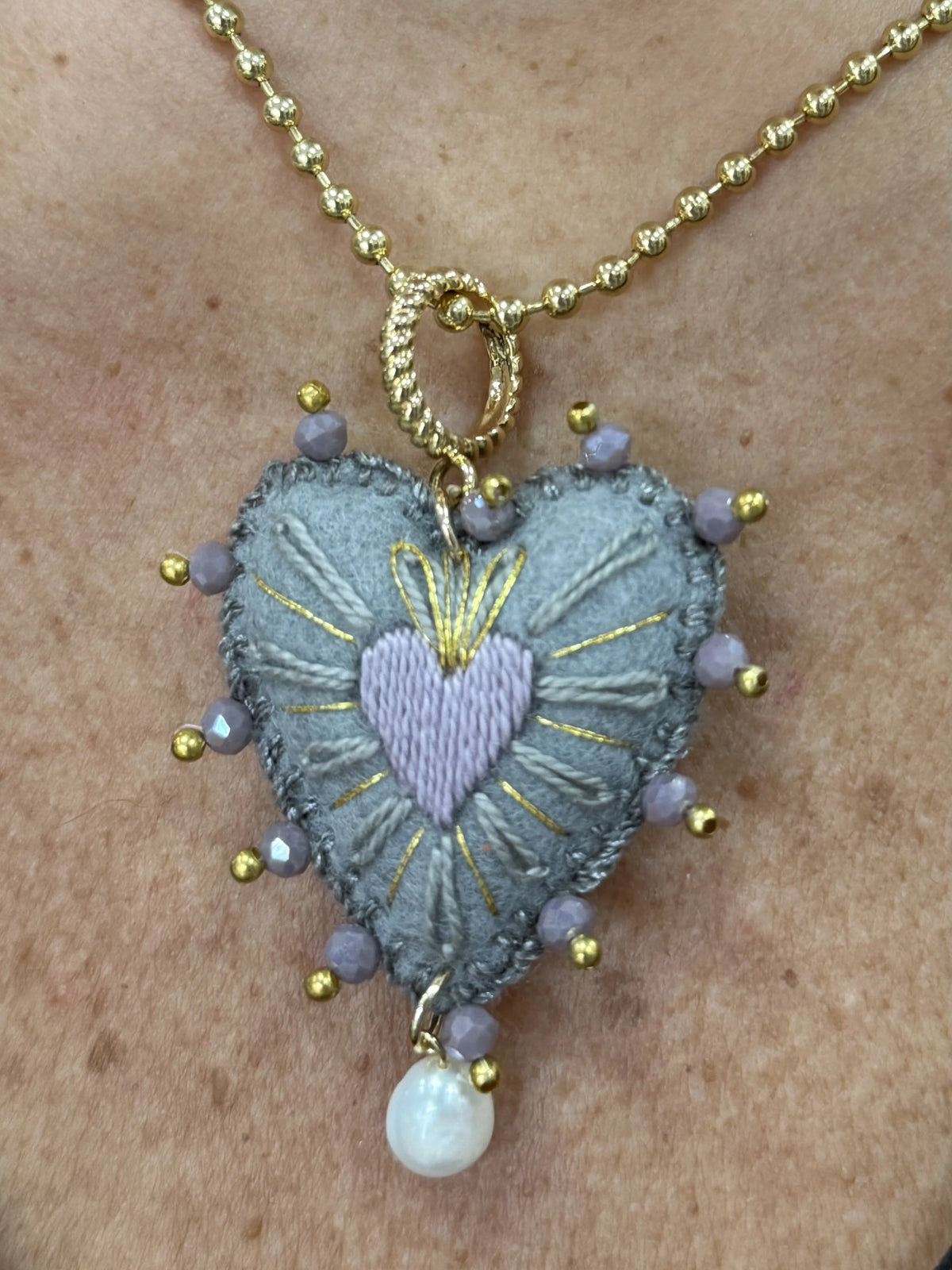 COLLAR BORDADO CORAZÓN GRIS