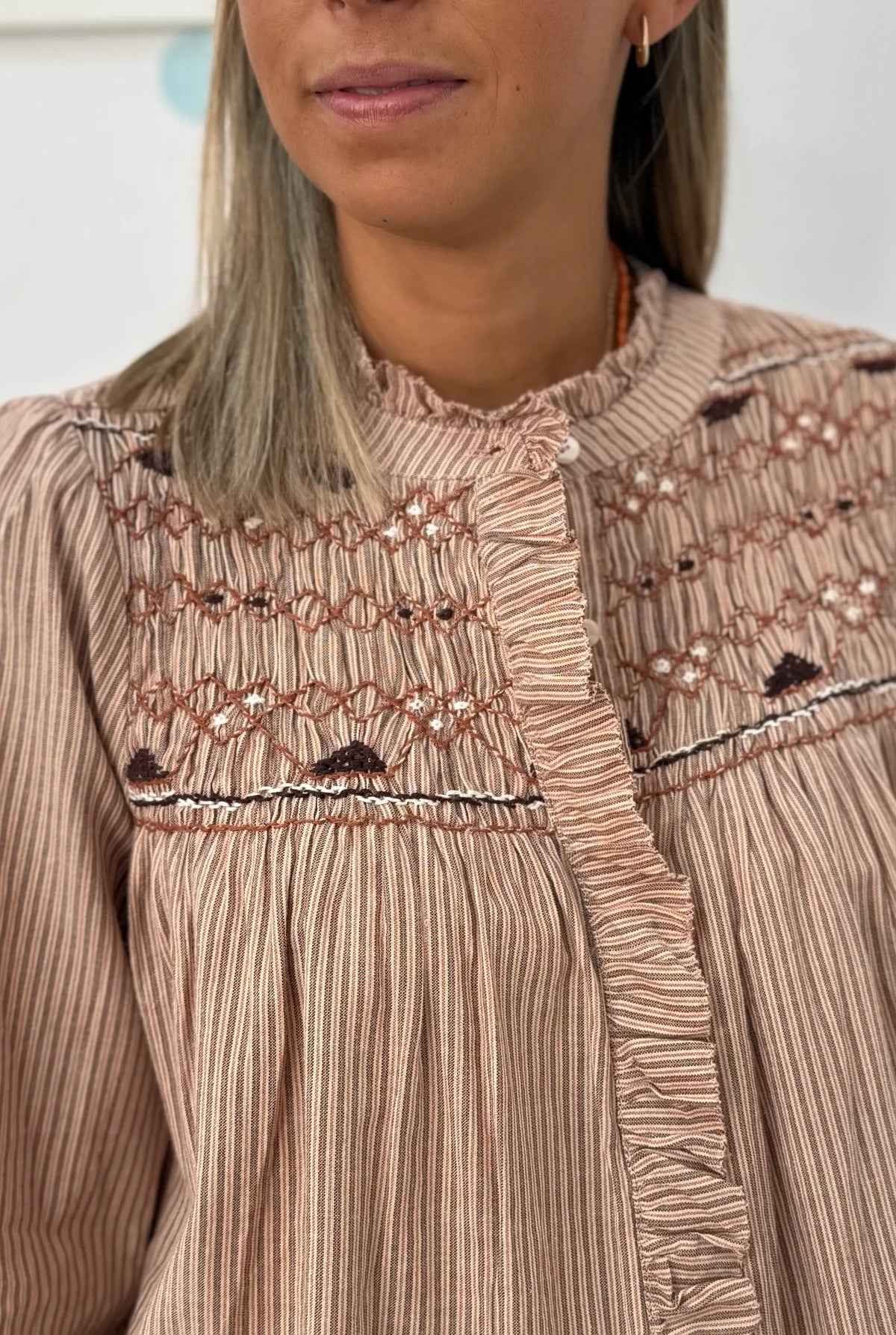 CAMISA BORDADA MARRÓN