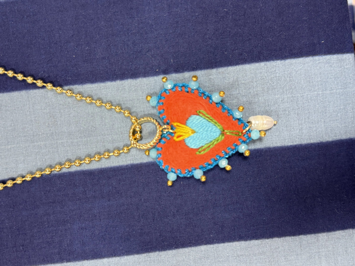 COLLAR BORDADO CORAZÓN NARANJA