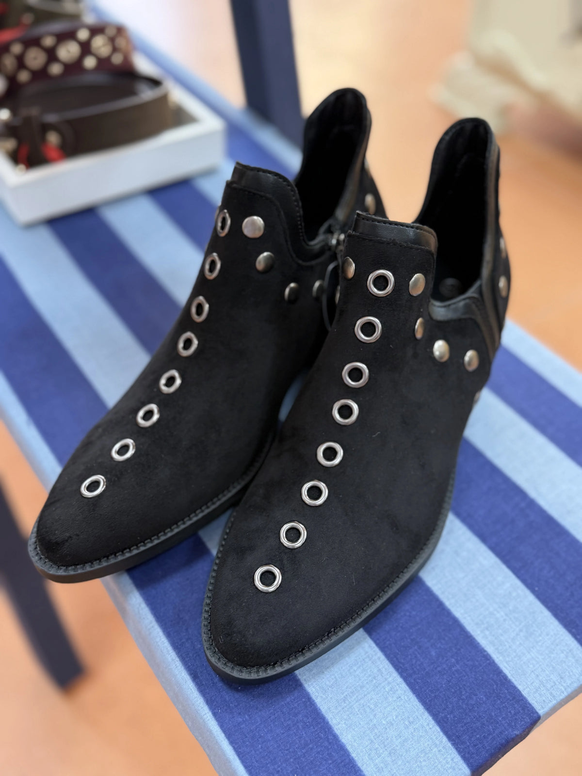 BOTÍN NEGRO ANTE TACHAS
