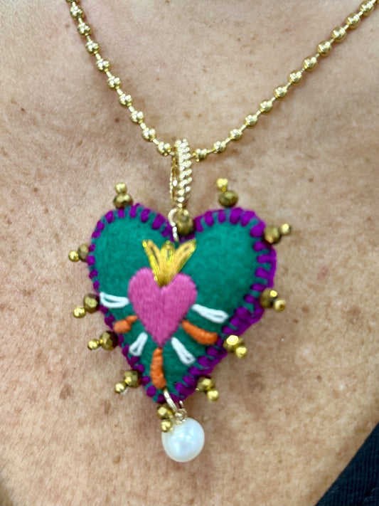 COLLAR BORDADO CORAZÓN MULTICOLOR