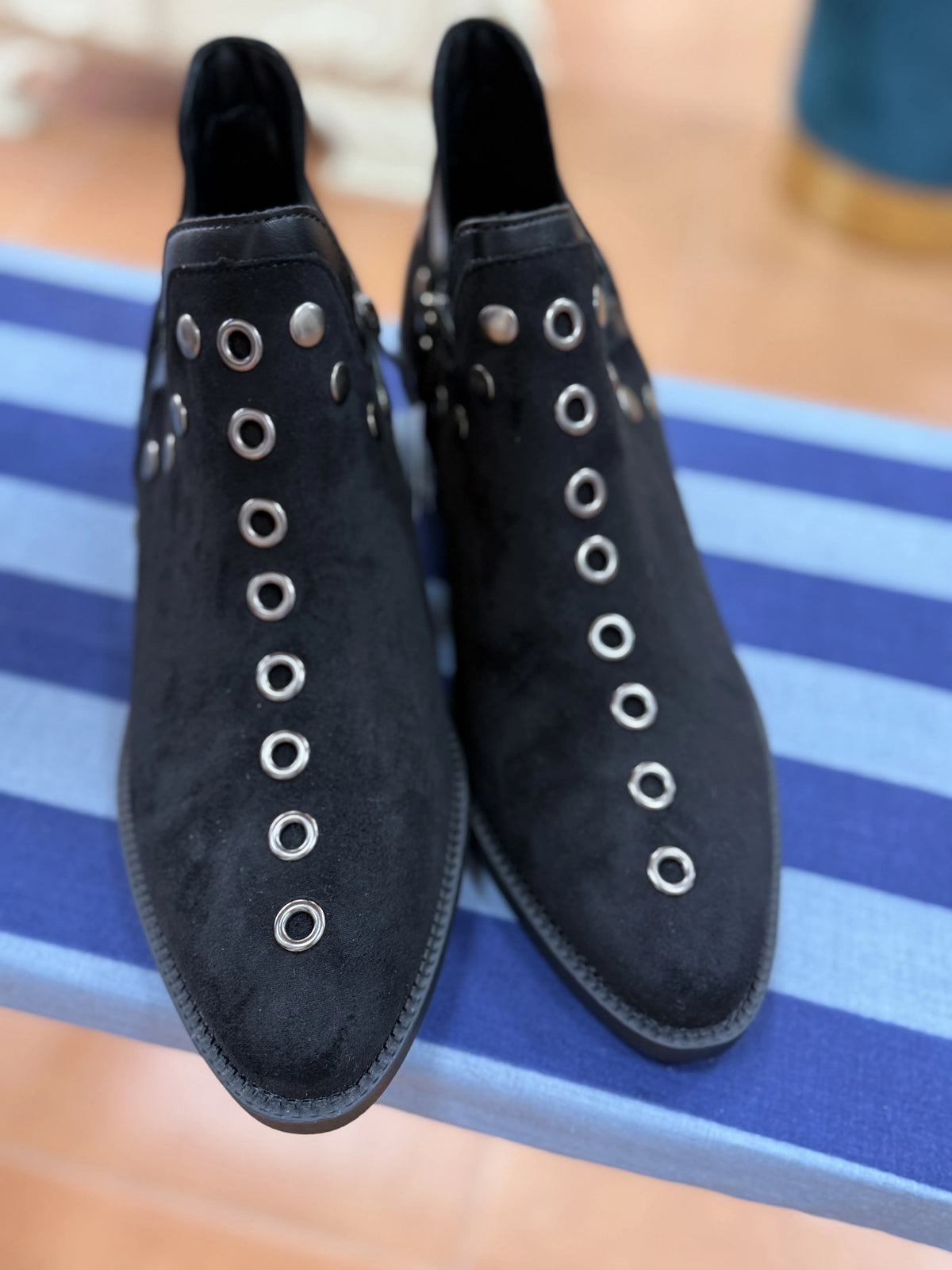 BOTÍN NEGRO ANTE TACHAS