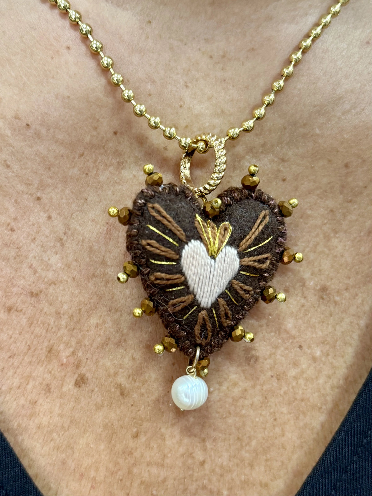 COLLAR BORDADO CORAZÓN MARRÓN
