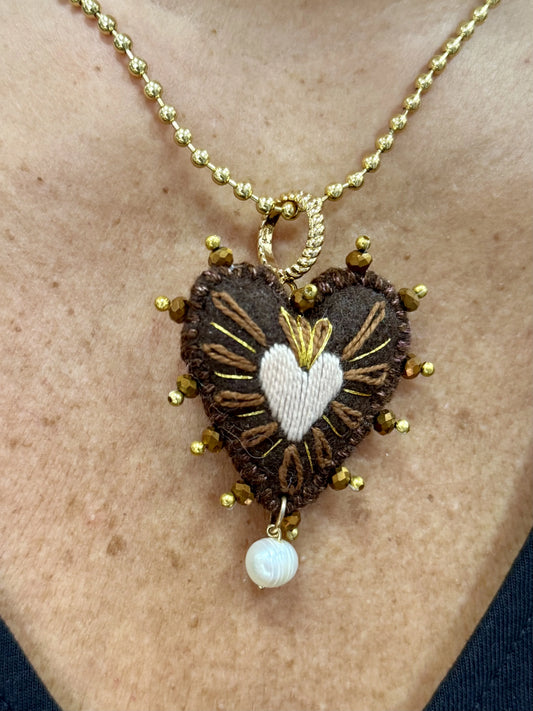 COLLAR BORDADO CORAZÓN MARRÓN