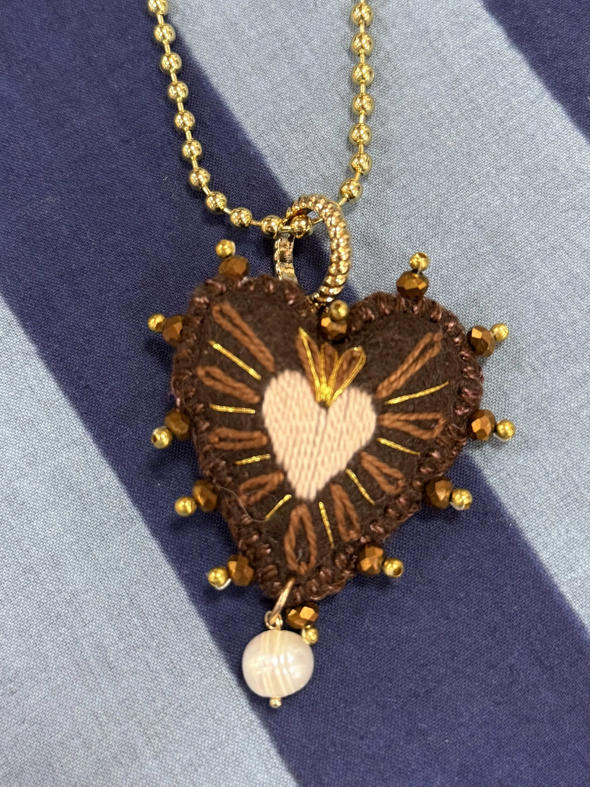 COLLAR BORDADO CORAZÓN MARRÓN