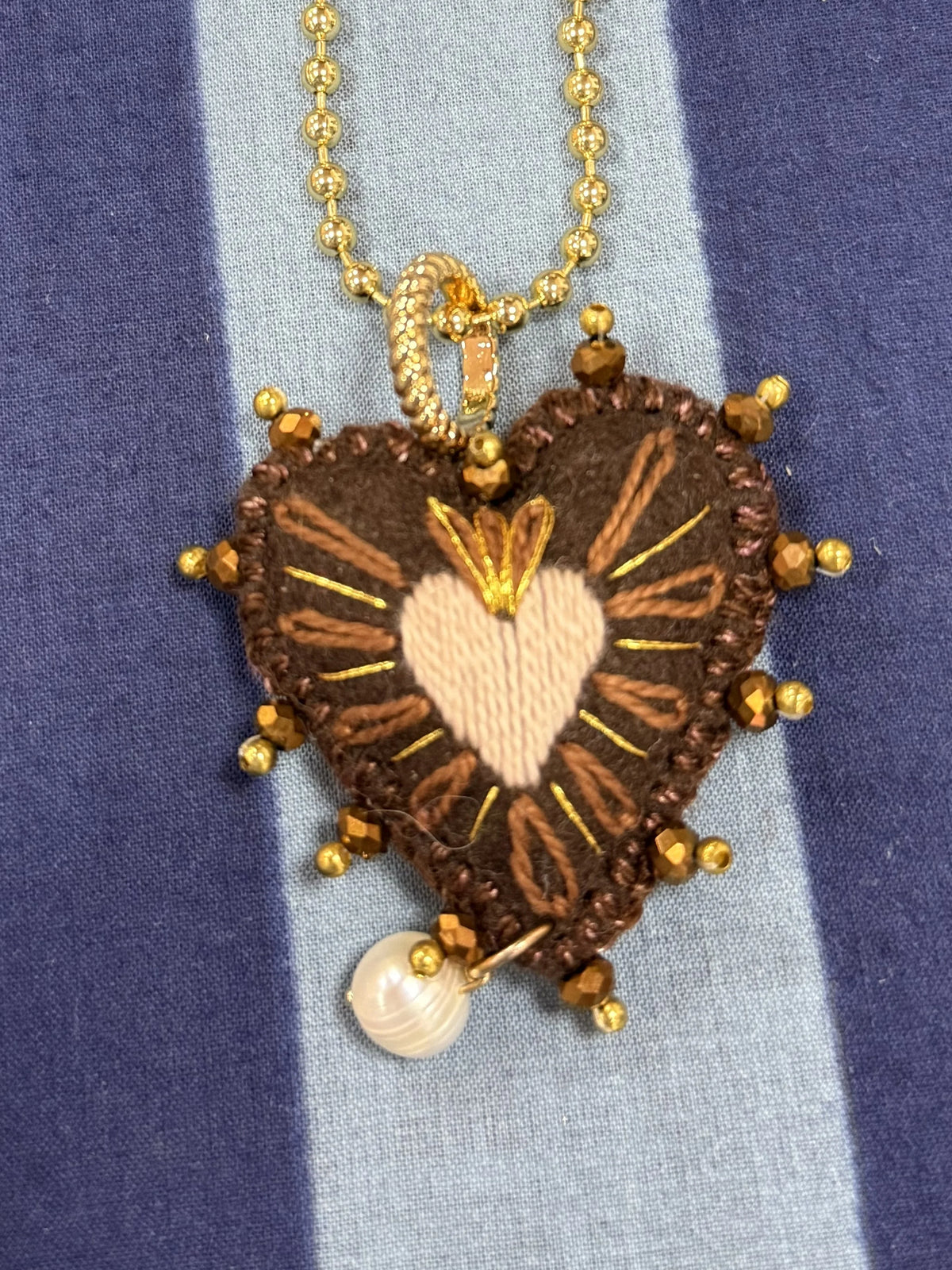 COLLAR BORDADO CORAZÓN MARRÓN