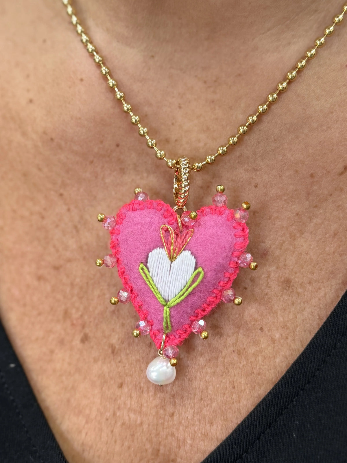 COLLAR BORDADO ROSA CORAZÓN