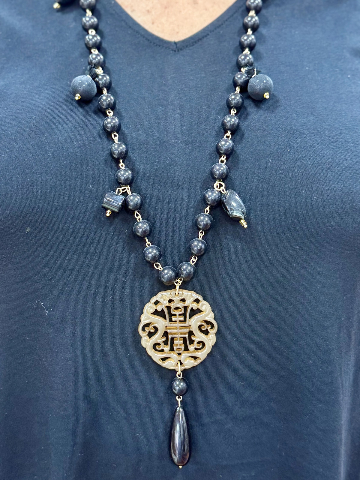 COLLAR ORIENTAL NEGRO Y BEIGE LARGO