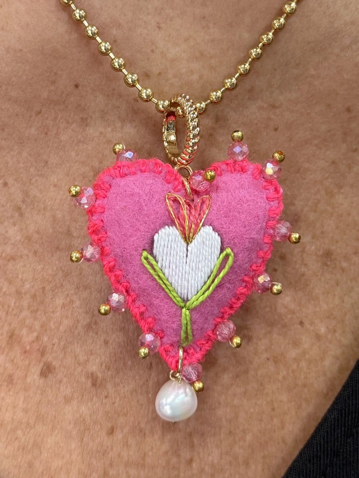 COLLAR BORDADO ROSA CORAZÓN