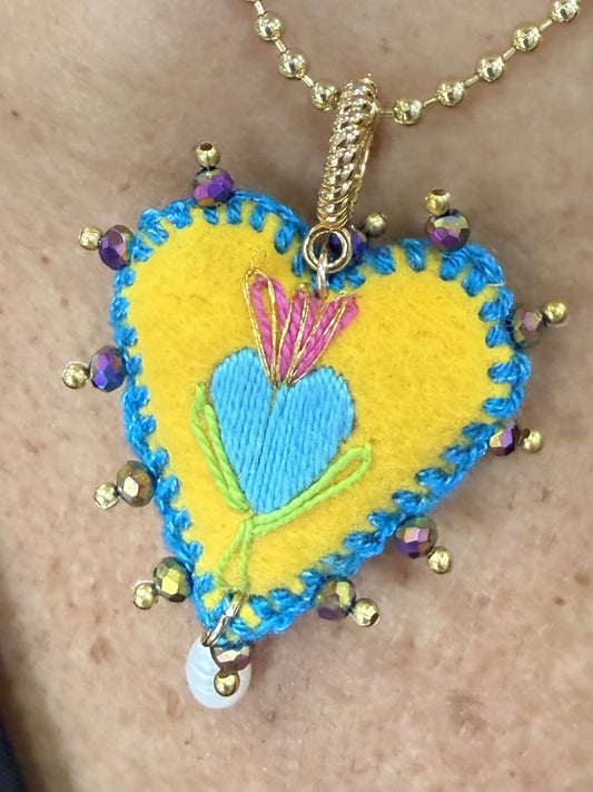 COLLAR BORDADO CORAZON AMARILLO