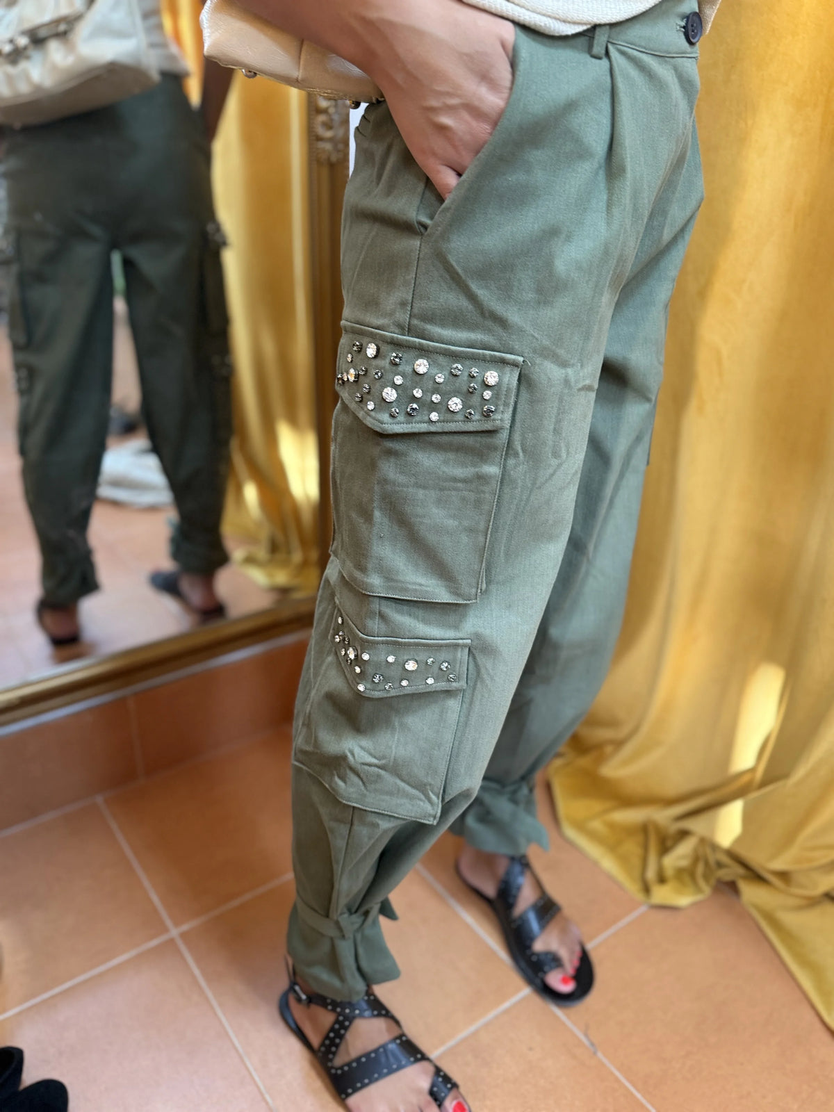PANTALÓN CARGO VERDE CON DETALLES JOYA
