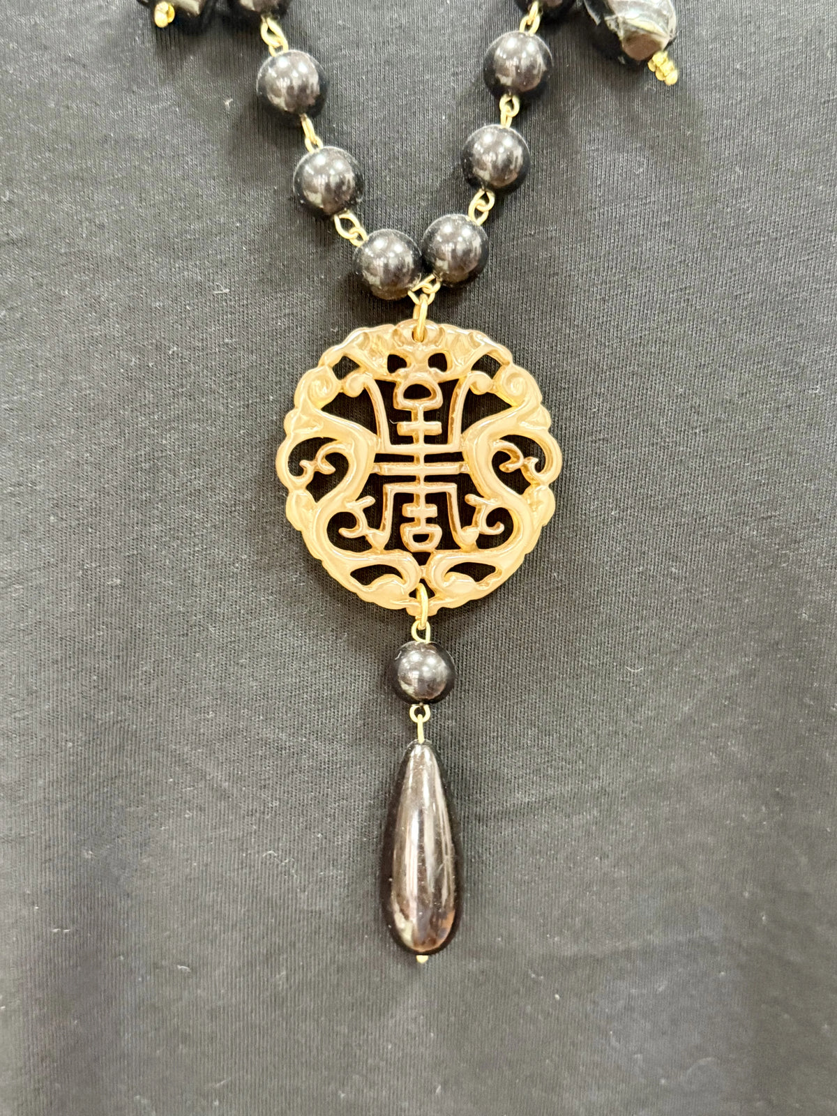 COLLAR ORIENTAL NEGRO Y BEIGE LARGO