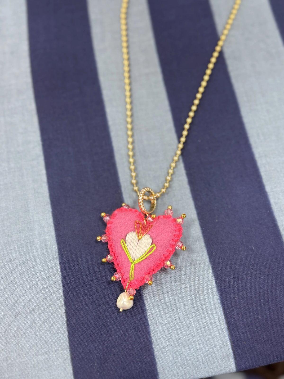 COLLAR BORDADO ROSA CORAZÓN