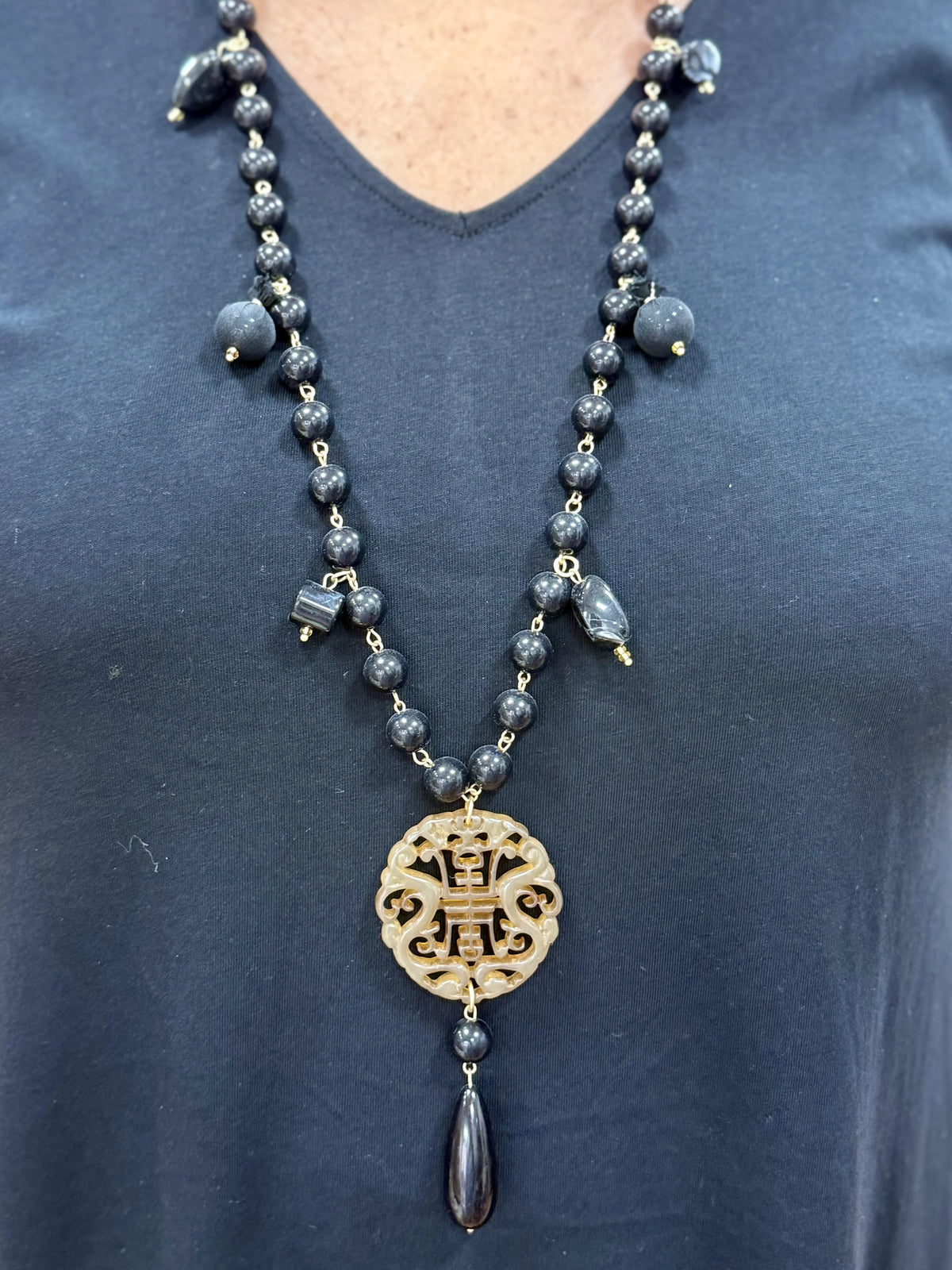 COLLAR ORIENTAL NEGRO Y BEIGE LARGO