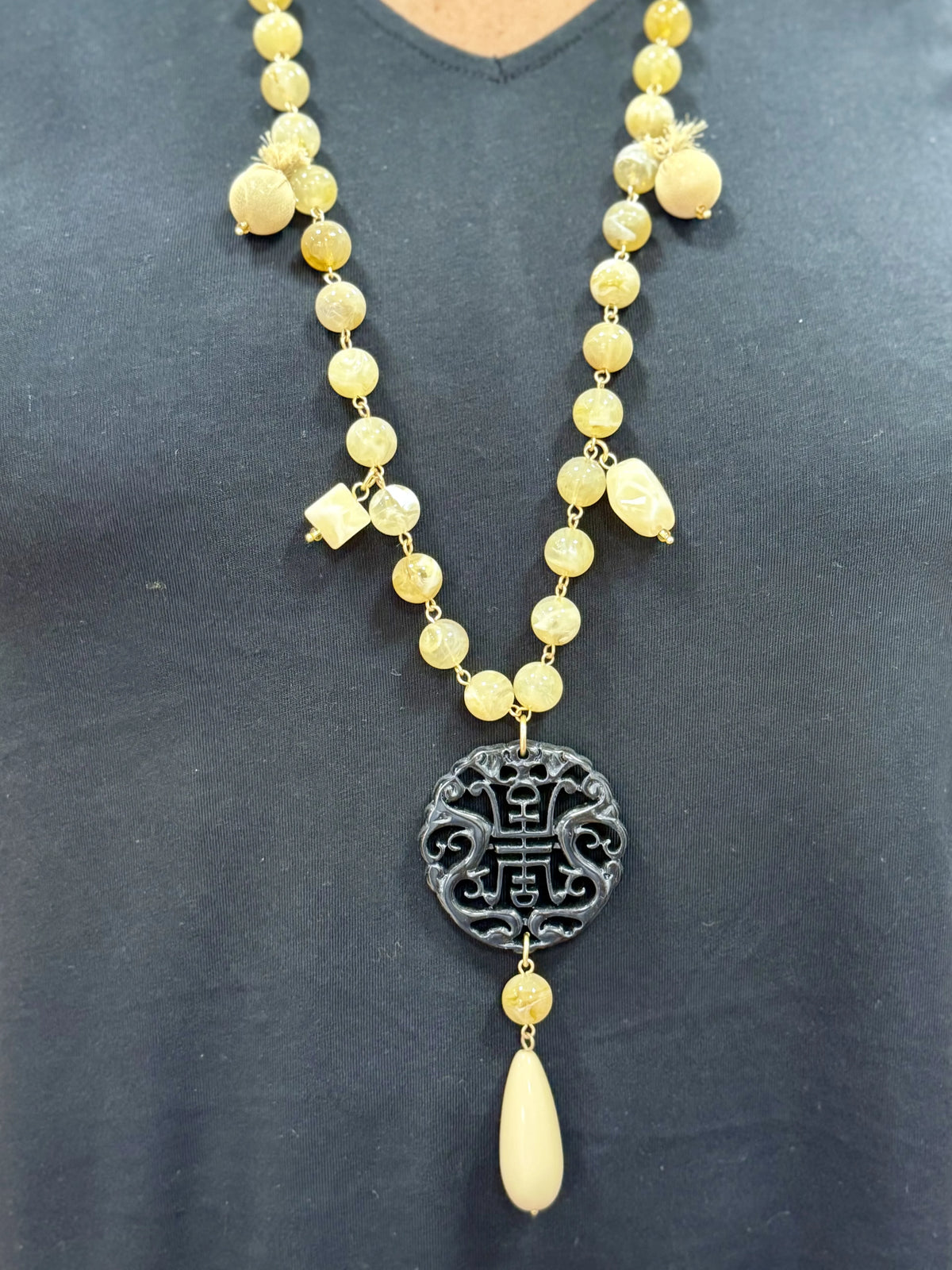 COLLAR LARGO ORIENTAL DETALLES BEIGE