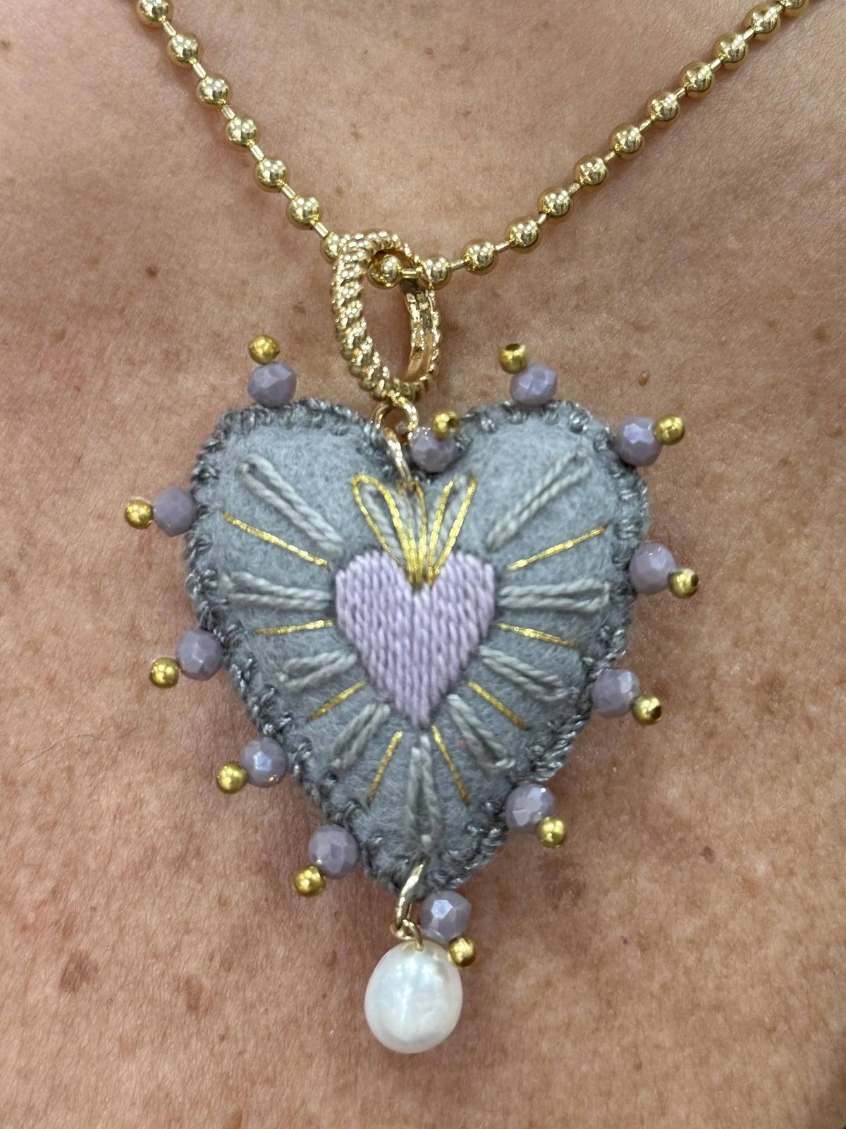 COLLAR BORDADO CORAZÓN GRIS