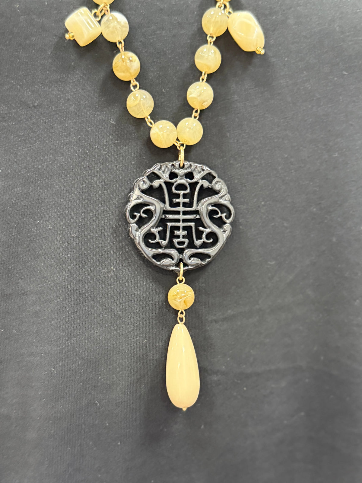 COLLAR LARGO ORIENTAL DETALLES BEIGE