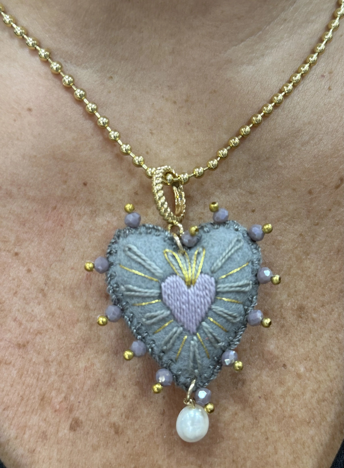 COLLAR BORDADO CORAZÓN GRIS
