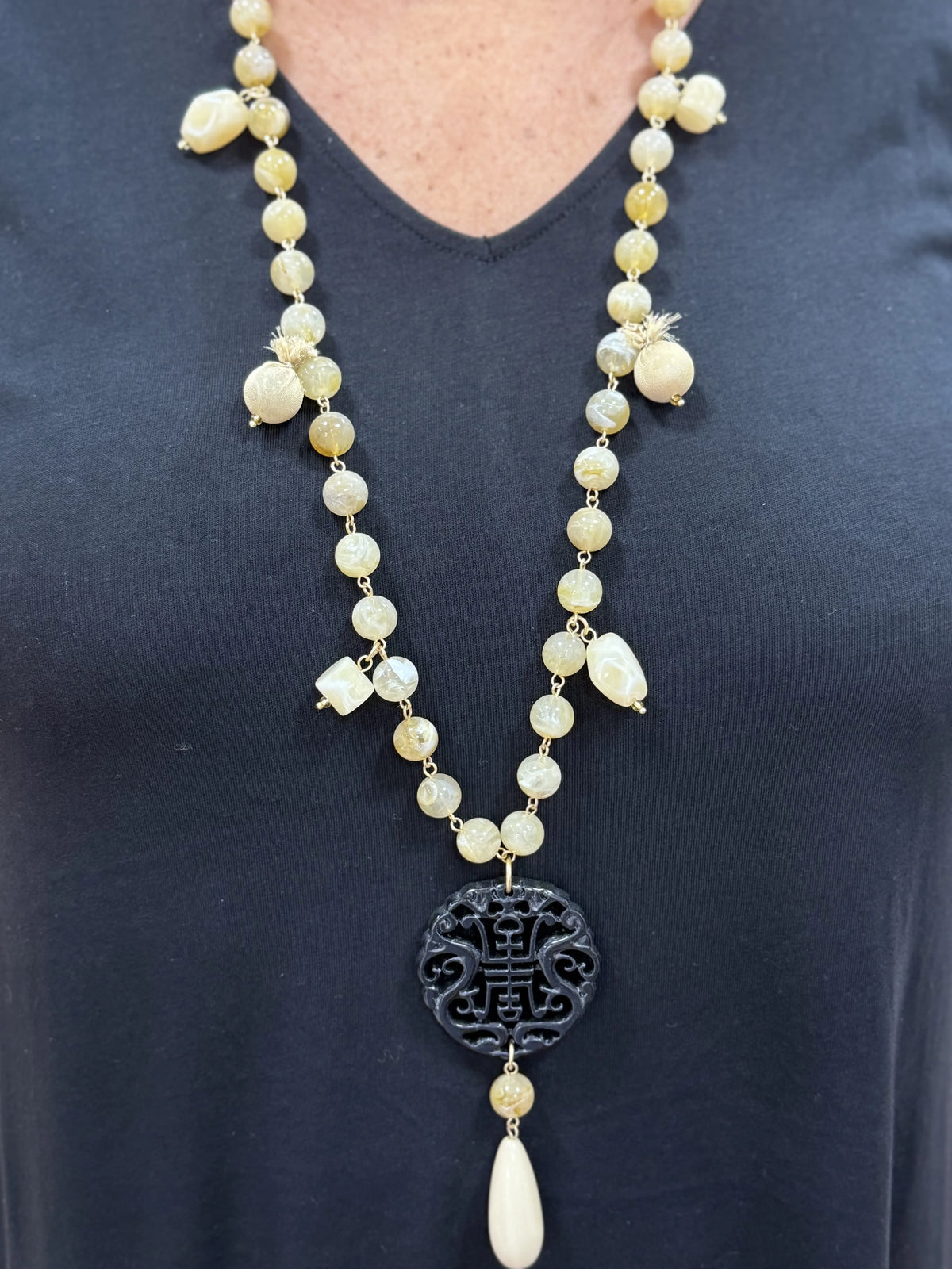 COLLAR LARGO ORIENTAL DETALLES BEIGE