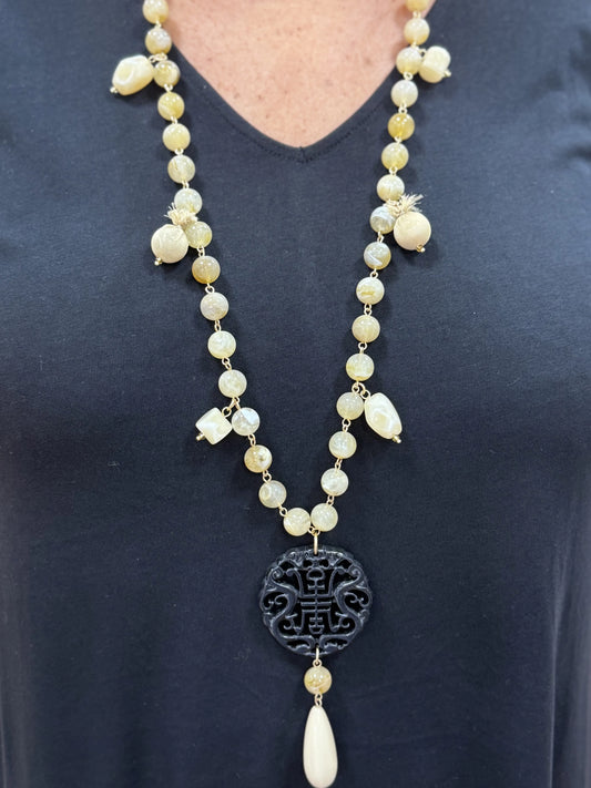 COLLAR LARGO ORIENTAL DETALLES BEIGE