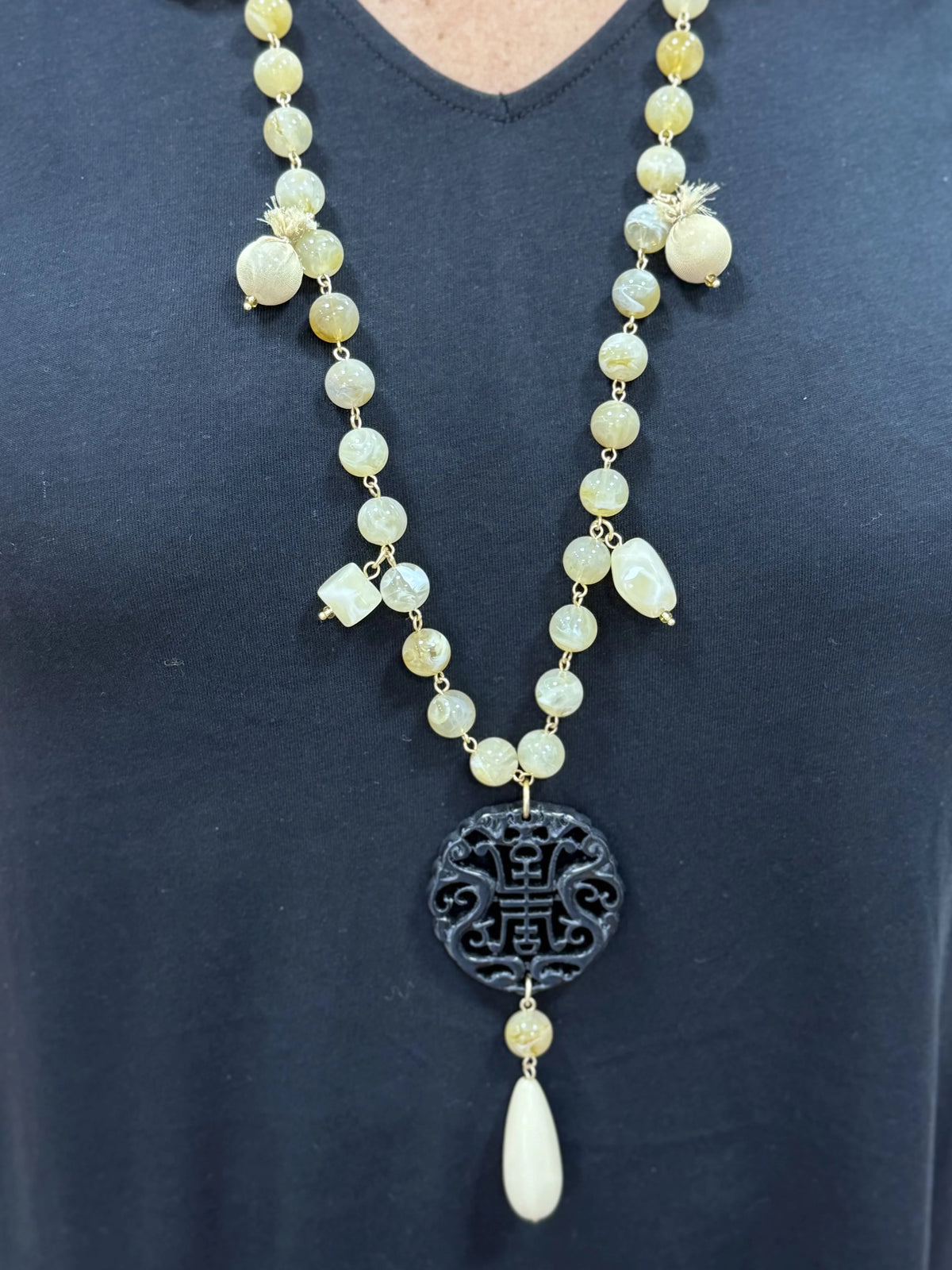 COLLAR LARGO ORIENTAL DETALLES BEIGE
