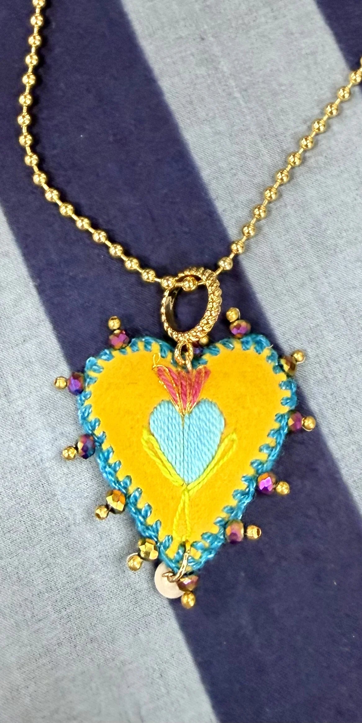 COLLAR BORDADO CORAZON AMARILLO