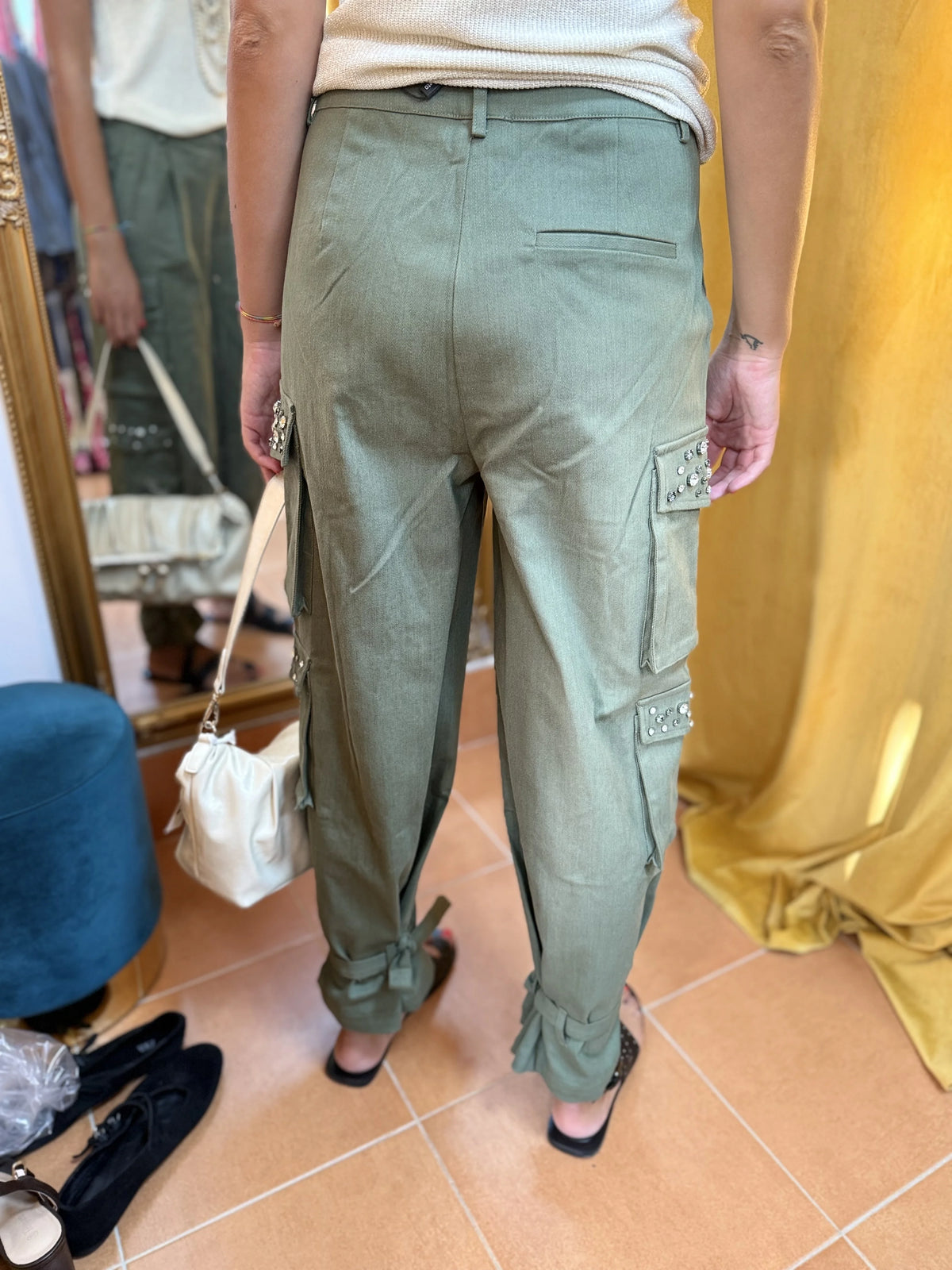 PANTALÓN CARGO VERDE CON DETALLES JOYA