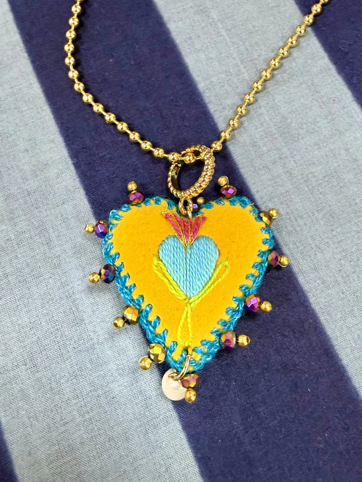 COLLAR BORDADO CORAZON AMARILLO