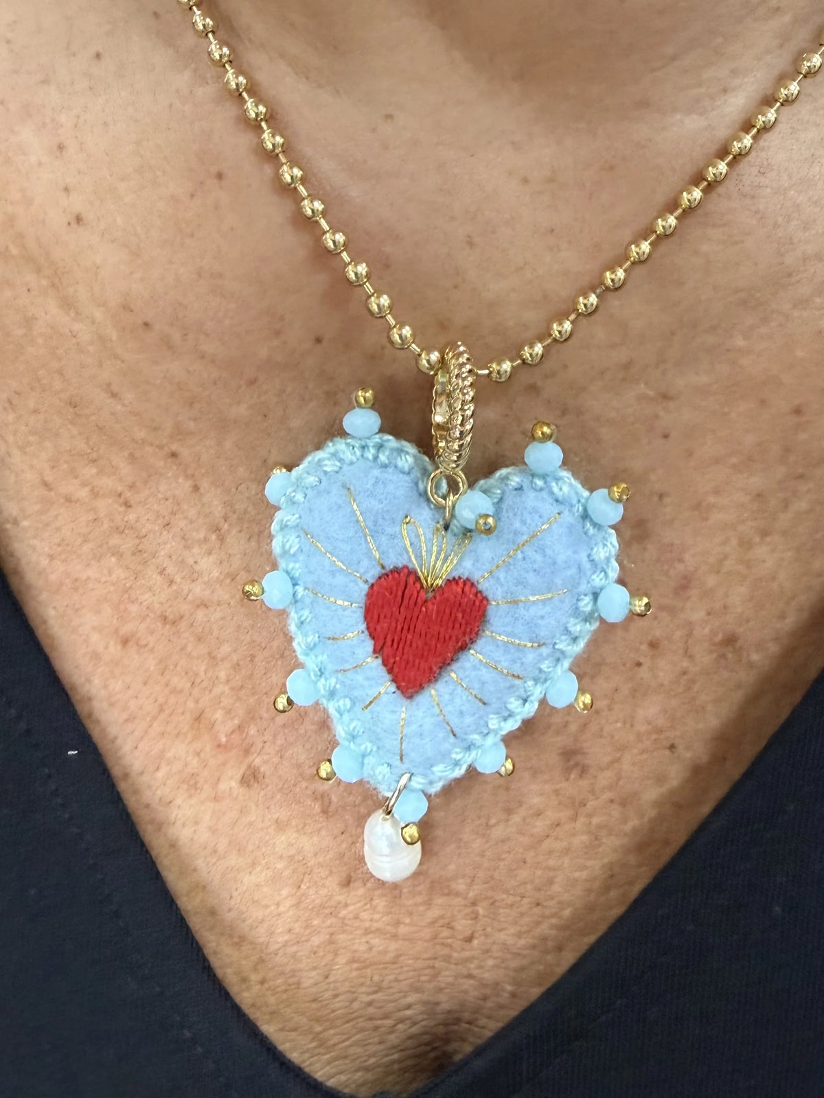 COLLAR BORDADO CELESTE CORAZÓN
