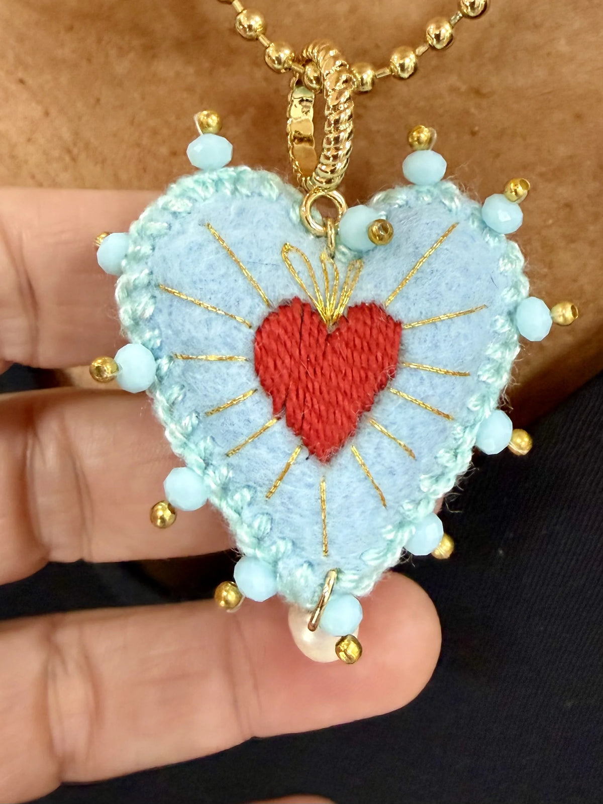COLLAR BORDADO CELESTE CORAZÓN