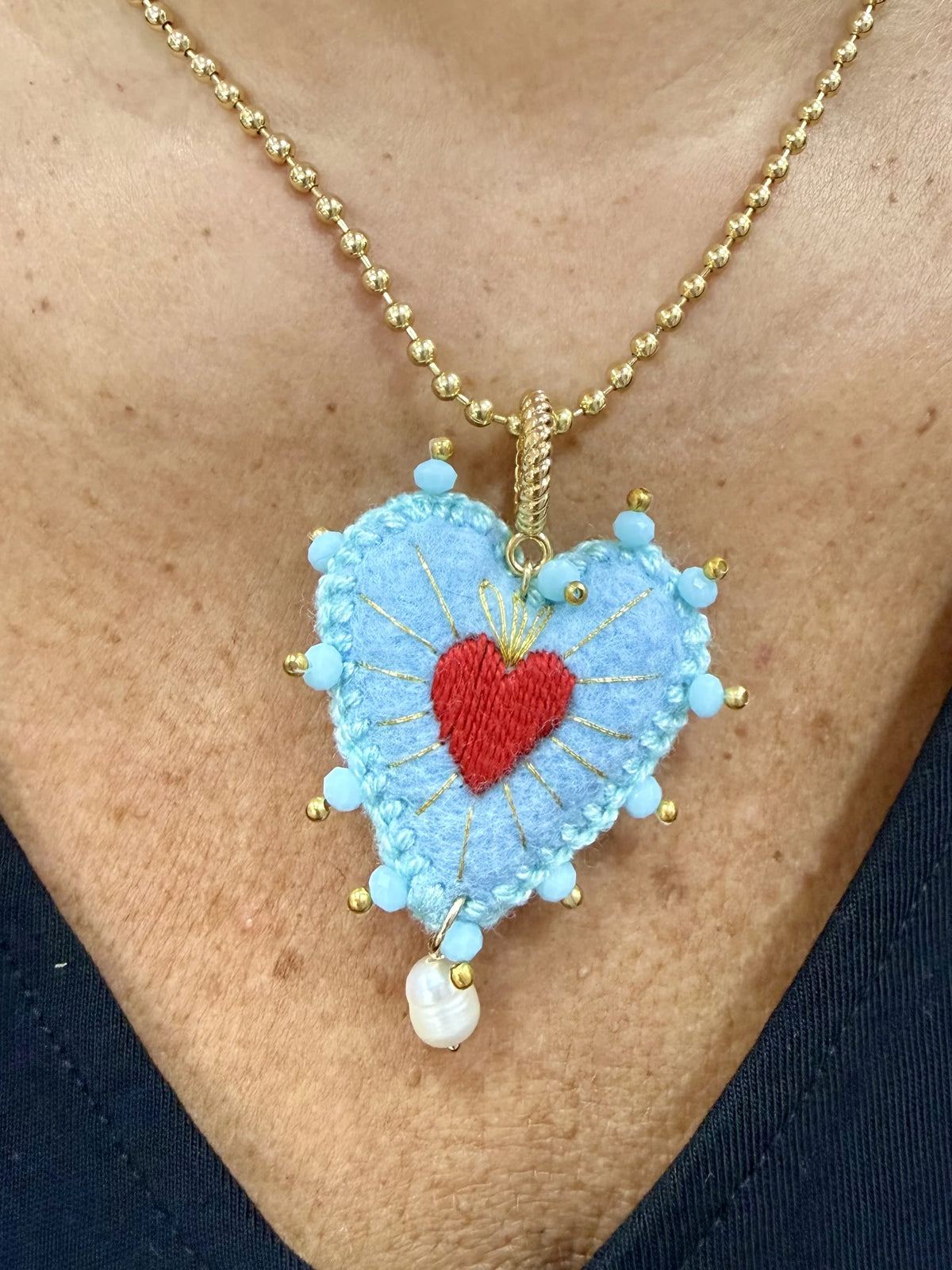 COLLAR BORDADO CELESTE CORAZÓN