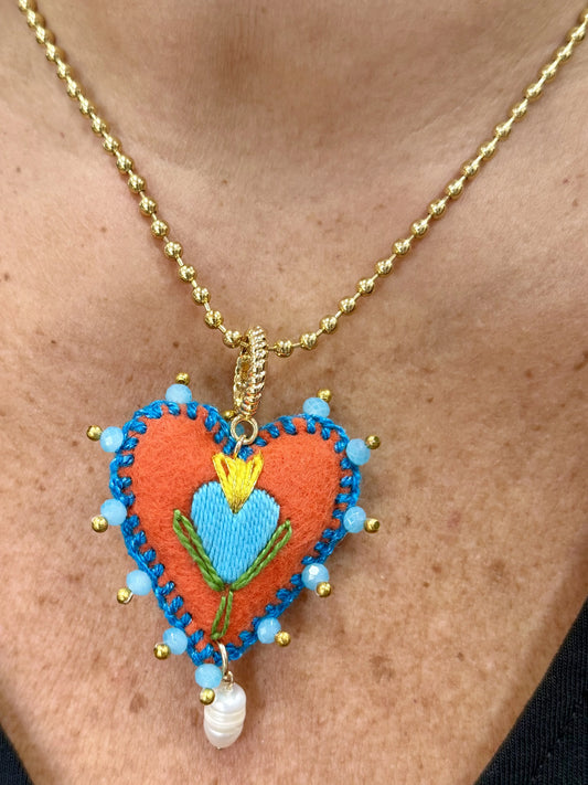 COLLAR BORDADO CORAZÓN NARANJA
