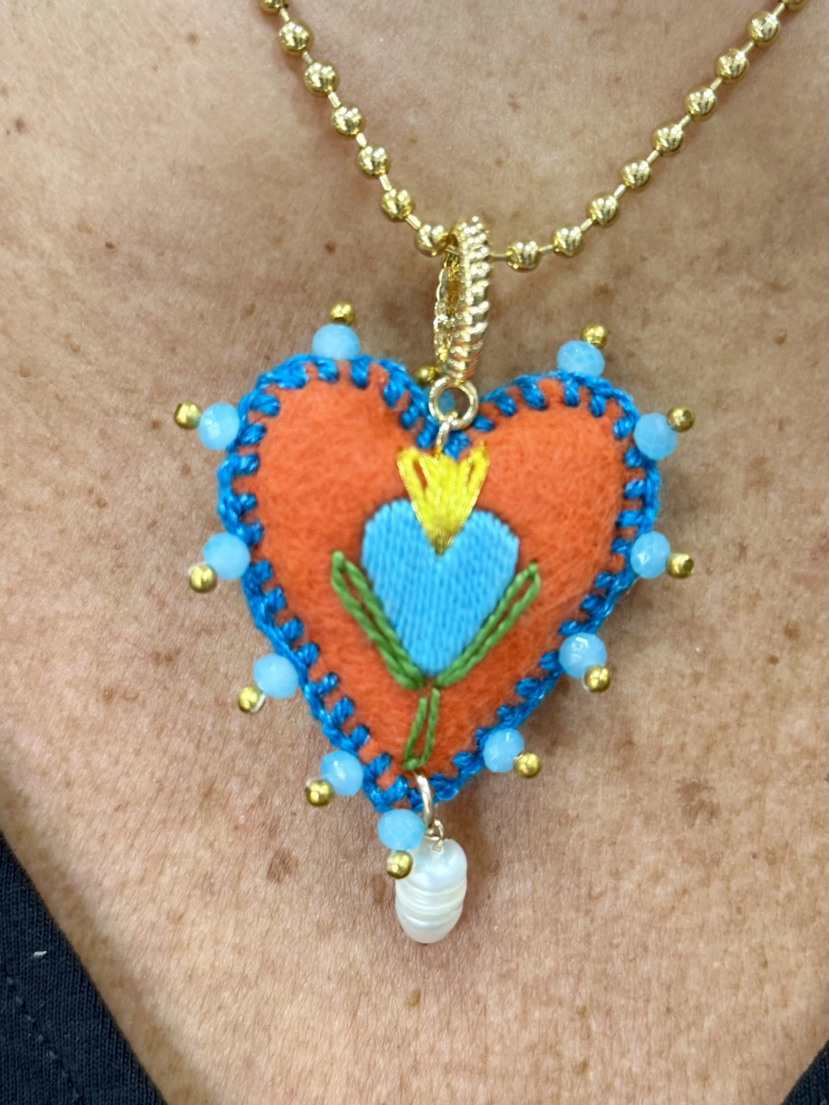 COLLAR BORDADO CORAZÓN NARANJA